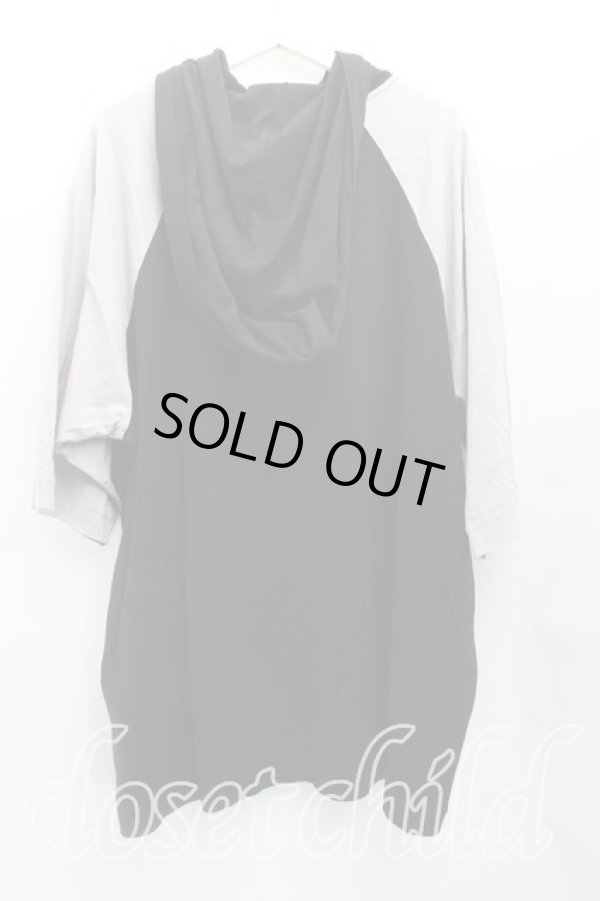 画像2: ヴィヴィアンウエストウッド MAN 中古 / LOGOS EMBROIDERYラグランスリーブフーディカットソー 00(ワンサイズ) 黒×ベージュ  H-25-11-02-024-to-IN-ZH (2)