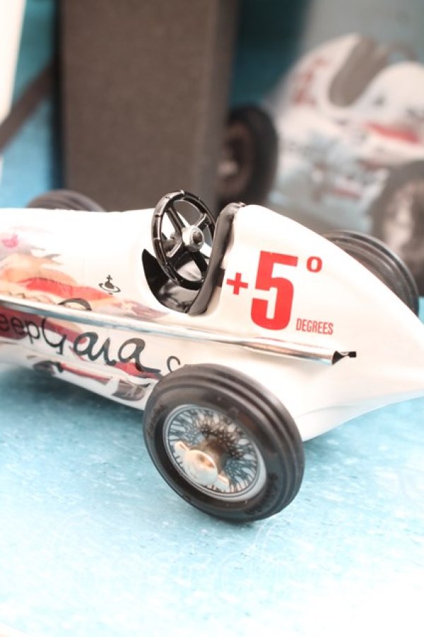 画像4: ヴィヴィアンウエストウッド 中古 / Schuco社製コラボコレクタブル・ミニカー  白  H-26-02-08-086-gd-OD-ZH (4)