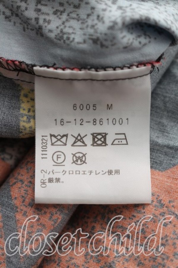 画像4: ヴィヴィアンウエストウッド 中古 / TOWEL BLACK PRINTクロップドシャツ 00（ワンサイズ） 黒  H-26-10-18-038-bl-OD-ZH (4)