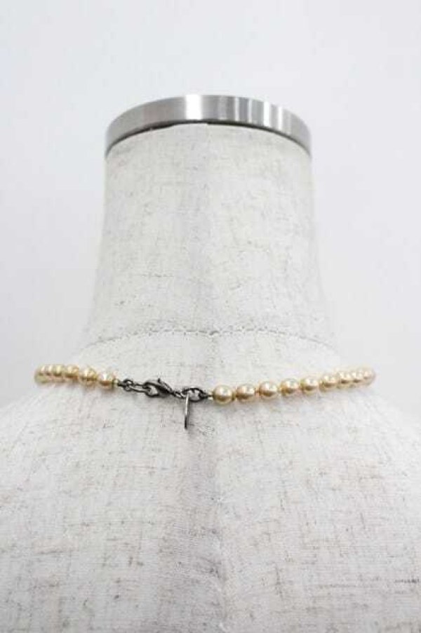 画像2: ヴィヴィアンウエストウッド 中古 / ミニバスレリーフパールチョーカー  シルバーＸベージュ  I-26-02-25-035-nl-HD-ZI (2)