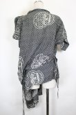 画像2: ヴィヴィアンウエストウッド 中古 / スカルレース柄半袖ロングシャツ 2 黒Ｘ白  I-26-06-24-010-bl-HD-ZI (2)