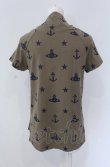 画像2: ヴィヴィアンウエストウッド 中古 / アイコンプリント変形ネックTシャツ 2 オリーブ  O-25-04-06-008-ts-YM-OS (2)