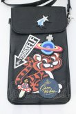 画像2: ヴィヴィアンウエストウッド 中古 / パッチ スマホショルダーケース  ブラック  O-25-06-08-034-gd-YM-OS (2)