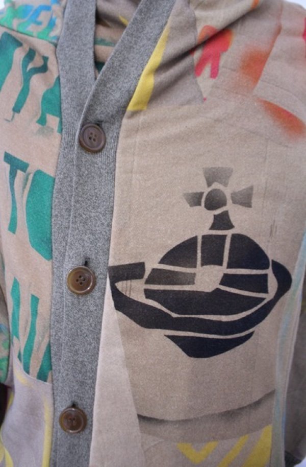 画像2: ヴィヴィアンウエストウッド MAN 中古 / マニュフェストプリントロングカーディガン 46 ベージュ  O-26-02-15-003-jc-YM-OS (2)