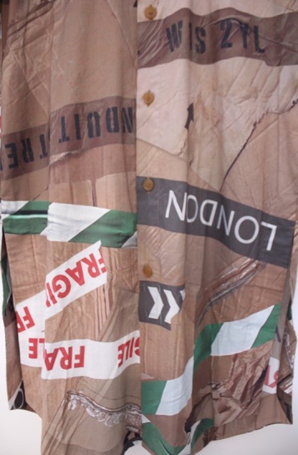 画像3: ヴィヴィアンウエストウッド MAN 中古 / CAUTION TAPE MAN LONDON オーバーサイズシャツ（カウンションテープ） 44 ブラウン  O-26-02-15-005-ts-YM-OS (3)