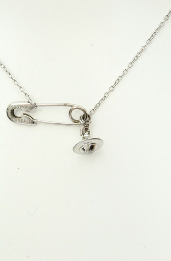 画像2: ヴィヴィアンウエストウッド 中古 / Jubilee Safety Pin ＆ Drop Orb Pendant（ジュビリーセーフティピン＆ドロップオーブペンダント）  シルバー  O-26-02-15-103-nl-YM-OS (2)