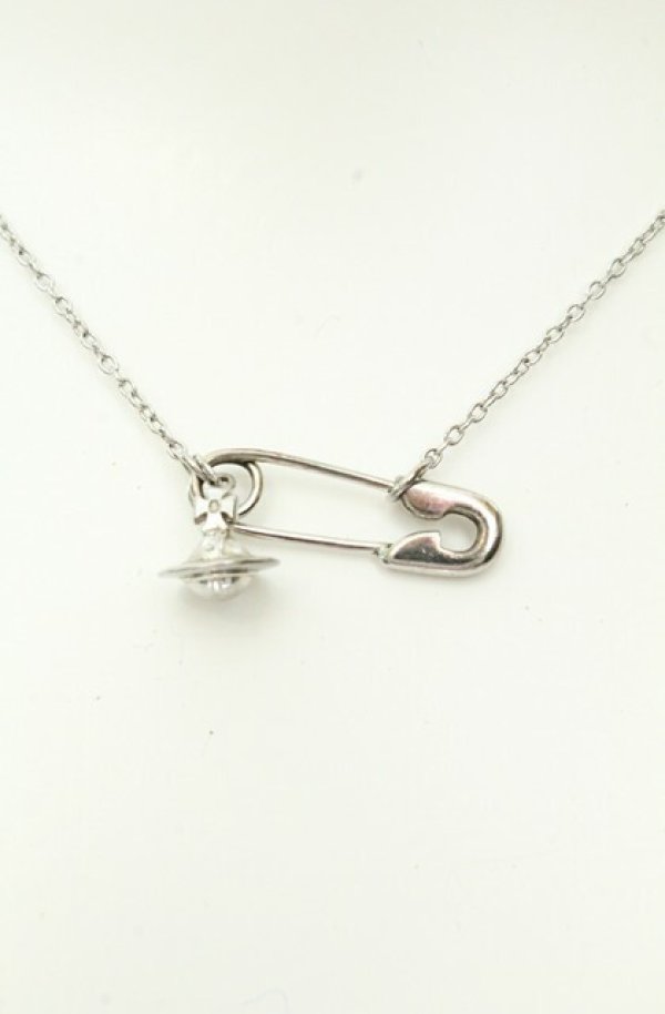 画像3: ヴィヴィアンウエストウッド 中古 / Jubilee Safety Pin ＆ Drop Orb Pendant（ジュビリーセーフティピン＆ドロップオーブペンダント）  シルバー  O-26-02-15-103-nl-YM-OS (3)