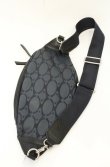 画像4: ヴィヴィアンウエストウッド 中古 / モノグラムオーブエンボスメンズボディバッグ  ブラック（ネイビー系）  O-26-06-21-039-ba-YM-OS (4)