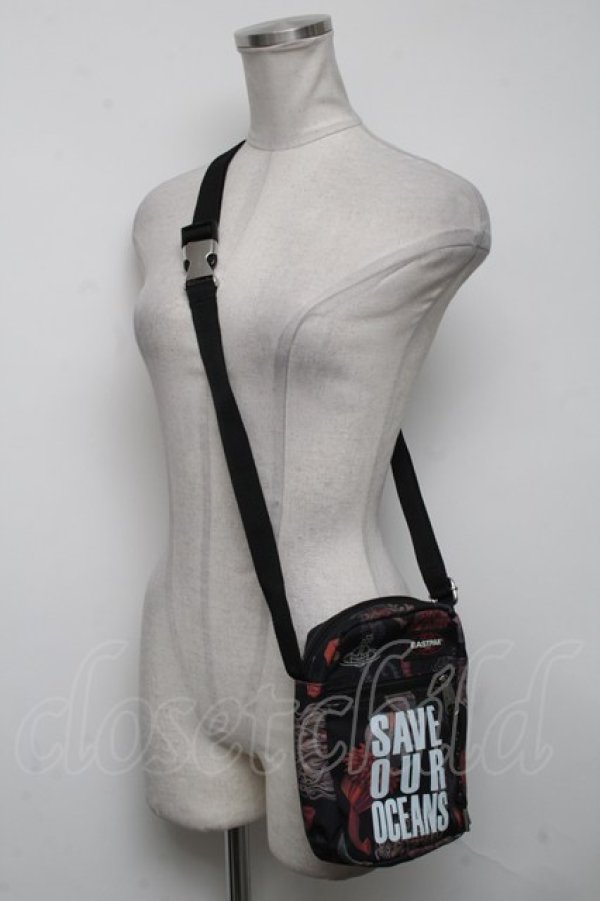 画像4: ヴィヴィアンウエストウッド 中古 / x EASTPAK save our oceansショルダーポーチ  黒  S-25-04-16-032-ba-AS-ZS (4)