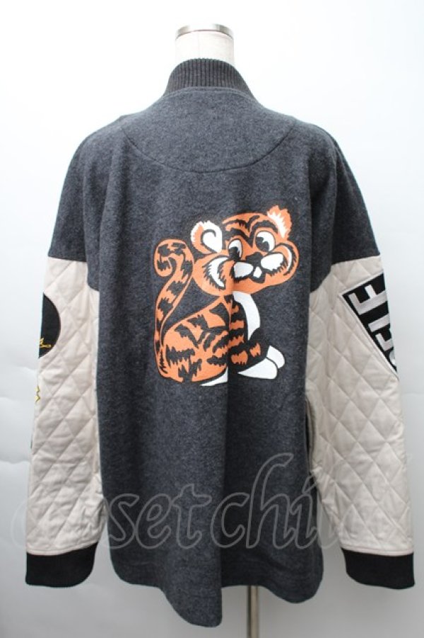 画像2: ヴィヴィアンウエストウッド MAN 中古 / パッチ バーシティジャケット 46 グレー  S-25-11-19-049-jc-AS-ZS (2)