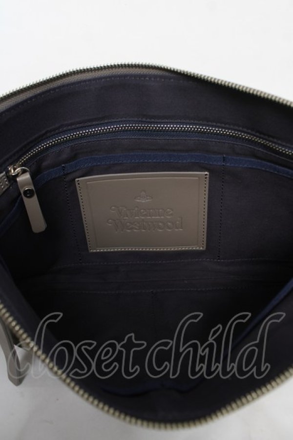 画像3: ヴィヴィアンウエストウッド 中古 / BAGラインORBエンボスクラッチバッグ  グレー  Y-26-04-15-005-ba-AS-ZY (3)